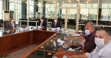 المحافظات تفعل قرار مجلس الوزراء لمحاصرة كورونا.. منع الدخول للمصالح الحكومية دون ارتداء الكمامة.. المحافظون يصدرون قرارات مشددة بتفعيل الغرامات للمخالفين.. ويؤكدون: الكمامة متوفرة بـ2.25 جنيه بكافة المنافذ