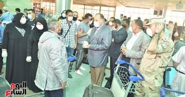 محافظ أسيوط يستقبل المصريين العالقين بالخارج بالمطار لليوم الثانى