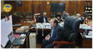 رئيس جامعة طنطا يتواصل مع الطلاب الوافدين عبر الفيديو كونفرانس