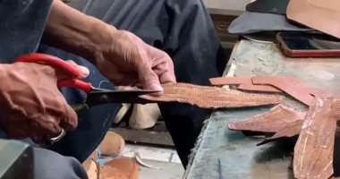 بلاش ترميها..أرجل الدجاج تُستخدم في تصنيع الأحذية بـ إندونيسيا.. فيديو وصور