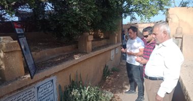 الفنان محمد حمدى يزور قبر خالد مغربى "دبابة" بعد تجسيد شخصيته.. صور