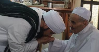 بصورته وهو يقبل يديه.. الحبيب على الجفرى ينعى أحد شيوخه بكلمات مؤثرة