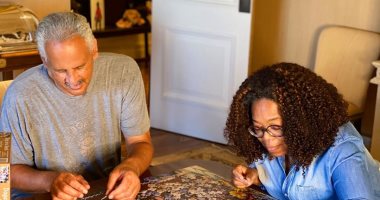 الملل يعمل أكتر من كدة.. أوبرا وينفرى وزوجها يرتبان puzzle بالعزل المنزلى