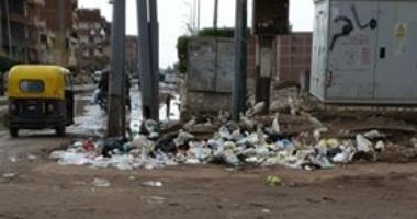 قارئ يشكو تراكم القمامة في الشارع بسبب عدم وجود صناديق بمنيا القمح