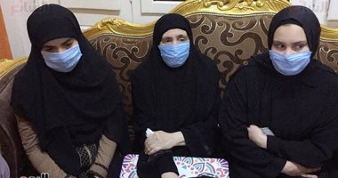  الرئيس يمسح دموع أسر شهداء الجيش الأبيض ضحايا فيروس كورونا.. السيسى يهدى عائلاتهم "عيدية" وشهادات تقدير وهدايا عينية.. أسر الشهداء: الرئيس أب لكل المصريين.. طبطب على قلوبنا بالتكريم فى ليلة العيد.. صور وفيديو