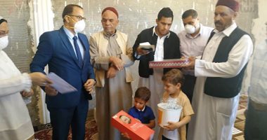 تسليم أسرة الشهيد ناجى الجرارى هدية الرئيس السيسى لأسر الجيش الأبيض.. صور وفيديو