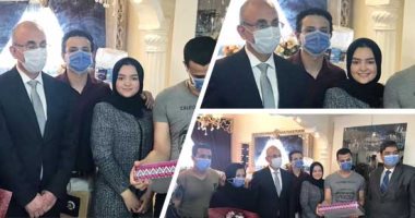 تكريم شهداء الجيش الأبيض.. أسرة الممرضة عواطف عبد الصادق تتسلم هدية الرئيس.. أول ممرضة توفيت من مستشفيات جامعة الزقازيق بفيروس كورونا..نجل الممرضة: تكريم الرئيس لنا تاج على رؤسنا.. وأثلج صدورنا