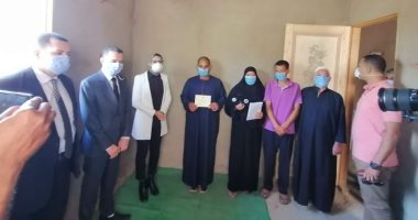 تكريم رئاسى لأسرة عامل الخدمات الطبية شهيد "كورونا" بالوادى الجديد.. صور