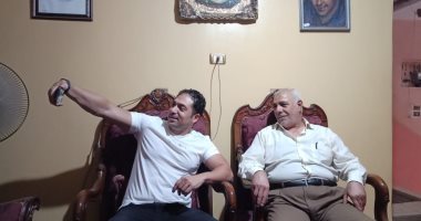 الفنان محمد حمدى يلتقط سيلفى مع والد الشهيد خالد مغربى "دبابة" ويدون رسالة له