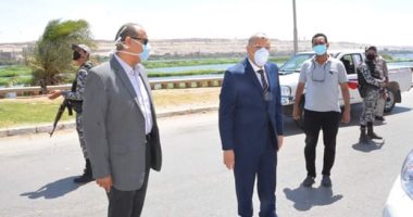 محافظ المنيا يتفقد كورنيش النيل والشوارع لمتابعة التزام المواطنين بالإجراءات 