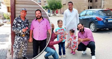 الدين لله والعيد للجميع.. 4 أقباط ببنى سويف يوزعون الهدايا على أطفال المسلمين والورود على الشرطة.. مرقص وديفيد ومينا طافوا بسياراتهم الشوارع لتوزيع الهدايا.. ويؤكدون: ابتسامة اخواتنا المسلمين أهم جائزة لنا