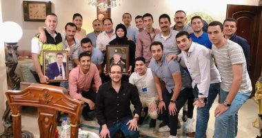 أصدقاء وزملاء الشهيد النقيب عمر ياسر يتناولون الإفطار مع أسرته بالشرقية