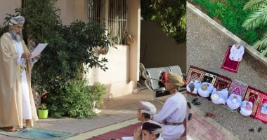 العمانيون يؤدون صلاة عيد الفطر بين ذويهم في المنازل بسبب كورونا.. صور