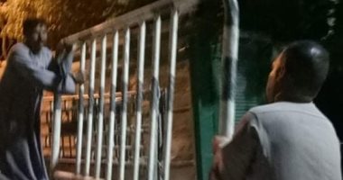 أهالى وقيادات قرى إسنا يغلقون مداخل ومخارج المقابر لمنع التجمعات.. صور