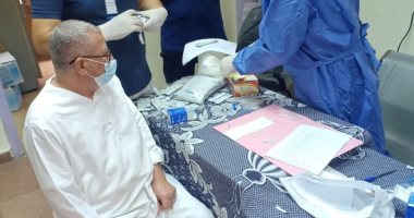 جامعة عين شمس تجرى مسحا طبيا للعائدين من الخارج للكشف عن كورونا
