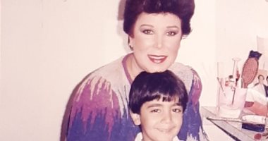 بصورة من الطفولة.. فلوكس: رجاء الجداوى كانت أعز صديقه لأمى.. ربنا بقومك بالسلامة