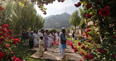 الكمامة والماسك فى ساحات صلاة العيد على مستوى العالم 