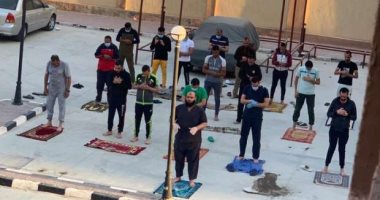 أطباء العزل يقيمون الصلاة فى الخلاء لإدخال البهجة على المرضى فى كفر الشيخ