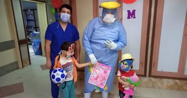 أطباء عزل جامعة الزقازيق يوزعون لعب أطفال على أصغر مصابين.. صور