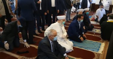 سعد الحريرى يؤدى صلاة العيد بـ"الكمامة" ويزور قبر والده.. صور