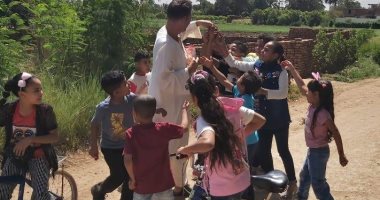 صور.. مصور سويسري مقيم بالأقصر يرسم بهجة العيد على وجوه الأطفال