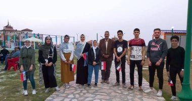 صور.. متطوعون شباب يهدون ملابس العيد للمستحقين فى مدينة العريش