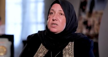 والدة الشهيد عمر القاضي بعد تسلمها هدية الرئيس: ولادنا رجالة مش بيخافوا