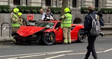 بدون ضحايا.. حادث سير لسيارة مغني شهير تبلغ قيمتها 250 ألف جنيه استرليني.. صور