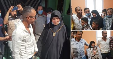 صور.. الفنان تامر مجدى يزور أسرة الشهيد على السيد بعد أداء دوره بمسلسل الاختيار.. ويقبل يد أمه ووالده ويقدم لهما الهدايا.. ويؤكد: شرف لى تمثيل دور البطل.. والأسرة تلتقط معه الصور التذكارية