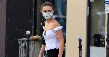 دقة قديمة.. ممثلة أمريكية ترتدى أزياء موضتها تعود لسنة 2000.. صور