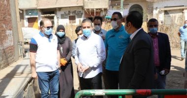 فيديو.. محافظ المنوفية يوزع مواد غذائية على أسر العزل المنزلى بقرية طه شبرا