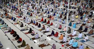 بالكمامات.. مسلمو بنجلاديش يؤدون صلاة عيد الفطر 