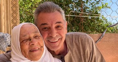 عيد سعيد على كل أم.. محمود حميدة يحتفل بعيد الفطر بصورة مع والدته
