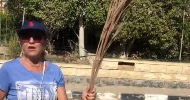 "عمال يزن".. والدة هايدي كرم تهش "الذباب" بجريد النخل في الشارع.. فيديو
