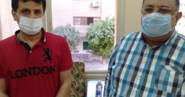 صور.. رئيس جامعة حلوان يشارك المصريين العائدين من الخارج الاحتفال بالعيد 