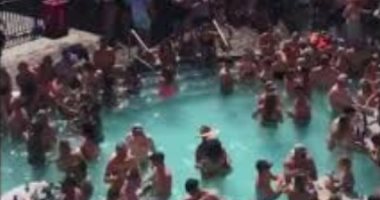 صور وفيديو.. زحام شديد بحمام سباحة فى ولاية ميزورى الأمريكية رغم كورونا