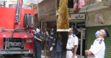صور..الحماية المدنية تنقل مسنا من منزله للمستشفى لعدم قدرته على الحركة