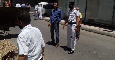 صور .. حملات مكثفة لإزالة إشغالات الطرق بأحياء الجمرك وسط الإسكندرية