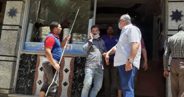 صور.. غلق وتشميع محلان فى الزقازيق لمخالفتهم قرار الحظر
