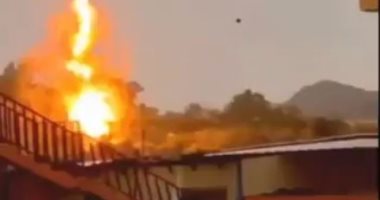 صاعقة قوية تضرب وتحرق شجرة معمرة فى المملكة العربية السعودية.. فيديو