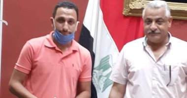 ربنا يغنينى بالحلال.. عامل النظافة يعثر على 45 ألف جنيه ويسلمها لصاحبها