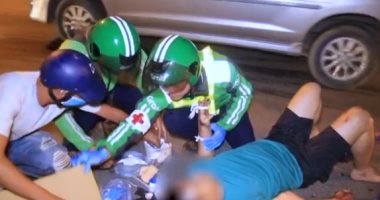 سائقو دراجات الأجرة يسعفون مصابي الحوادث المرورية فى فيتنام 