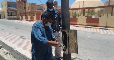 مجلس مدينة مرسى علم يواصل أعمال الصيانة الدورية لأعمدة الإنارة بالطرق