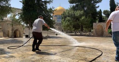 فيديو وصور.. تعقيم وتنظيف المسجد الأقصى استعداداً لفتحه أمام المصلين