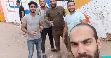 شباب قرية العدلية بالشرقية يستغلون وقت الحظر لتجميل جدران قريتهم
