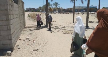 شباب متطوعون يوزعون هدايا العيد بأحياء العريش.. صور