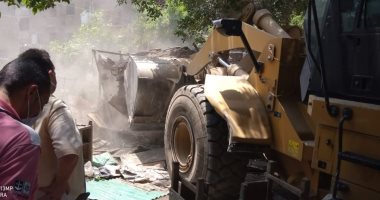 صور.. رفع إشغالات سوق عشوائى بالزاوية الحمراء لمواجهة كورونا