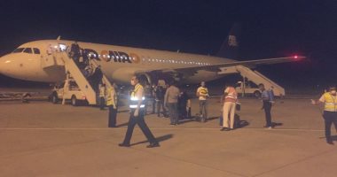 صور.. رحلة استثنائية تقل 153 من العالقين بعمان تصل مطار مرسى علم