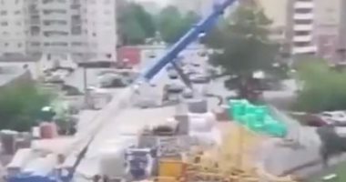 سقوط رافعة عملاقة وانهيار منازل في مقاطعة روسية بسبب سوء الطقس.. فيديو
