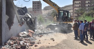 محافظ أسيوط: تنفيذ 25 حالة إزالة مخالفات بناء وتعديات على الأراضى فى 24 ساعة